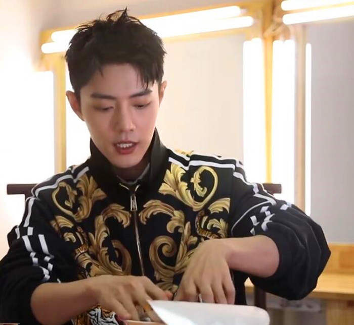 肖战|肖战521凌晨营业穿的外套，同款被扒，价格曝光后粉丝又为难了！