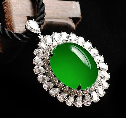 辉辉珠宝|赵本山妻子也太年轻了，与儿女同框对镜甜笑，戴翡翠珠宝超抢镜