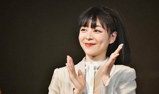 方脸妹说时尚|张静初久违走机场，穿衬衫直筒裤差点认不出，大热天戴帽为美真拼