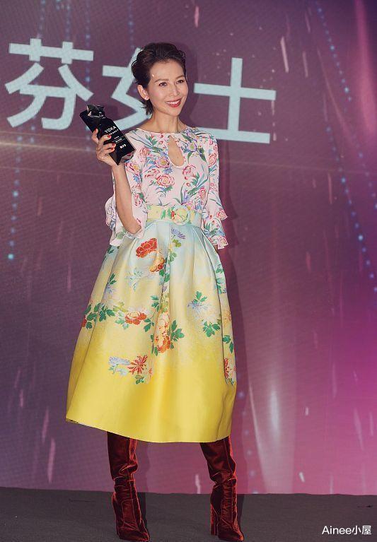 Ainee小屋 长发的蔡少芬挺显嫩，黄色印花卫衣配牛仔裤，和张晋同框挺恩爱