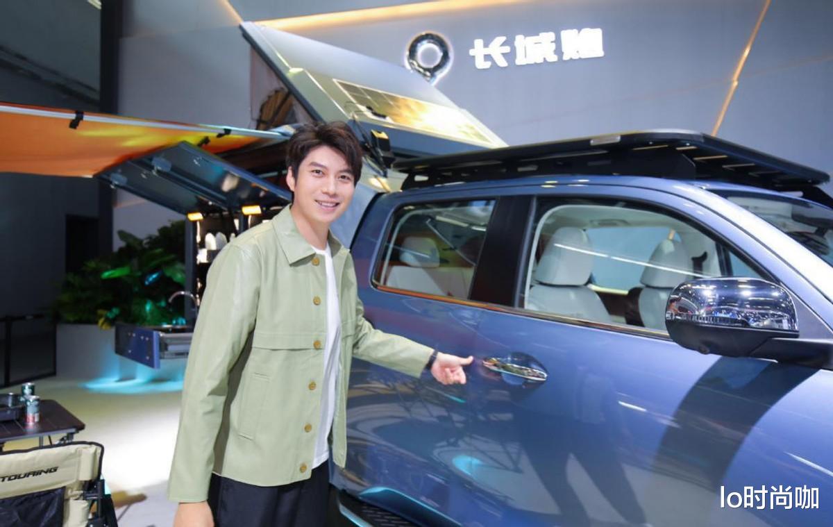 lo时尚咖|艾伦戏外乖巧模样没电影搞怪，187cm穿盐系“男友风”，一点不傻