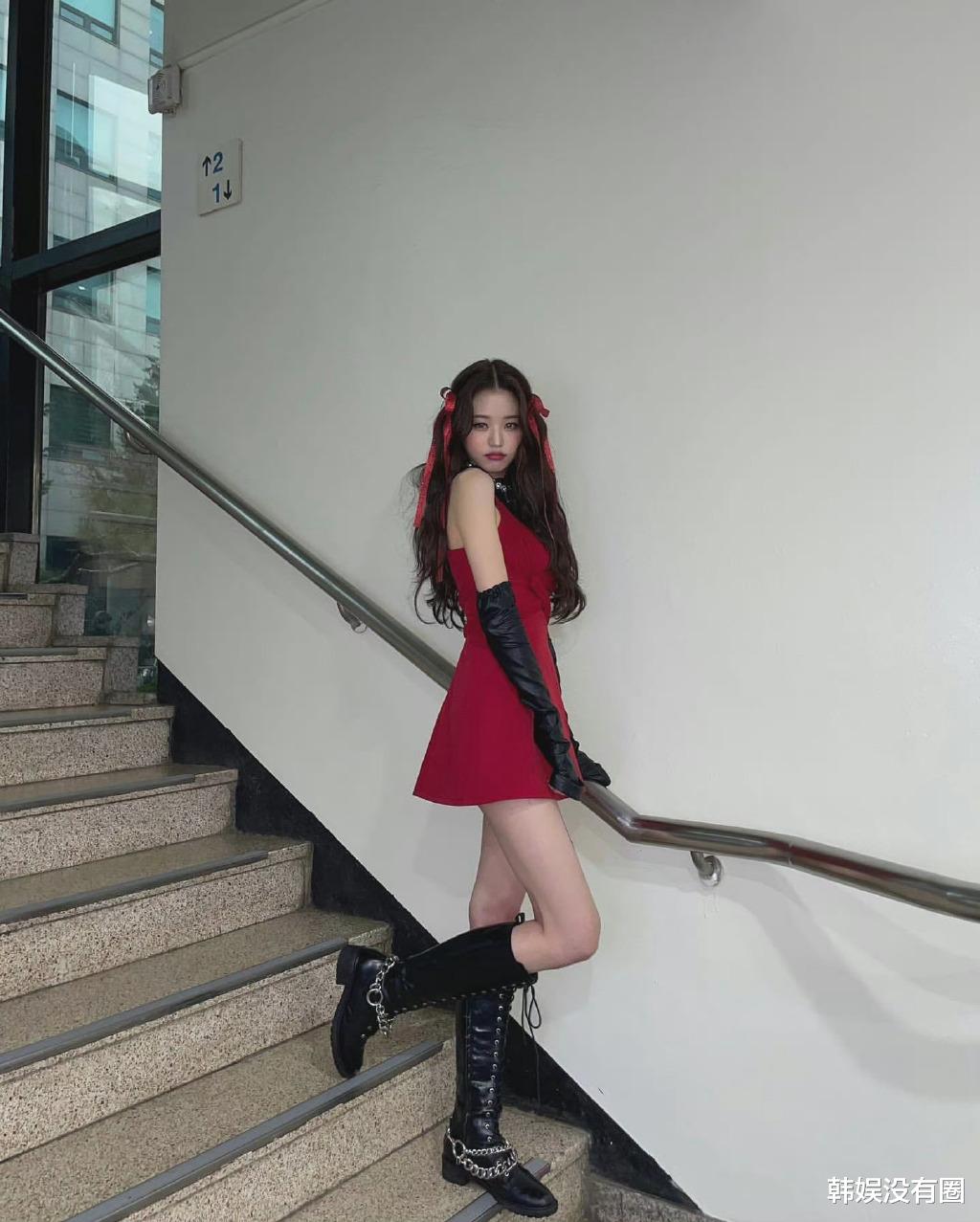 张元英|18岁的IVE张元英晒“大长腿”，网友：真的不是28岁？