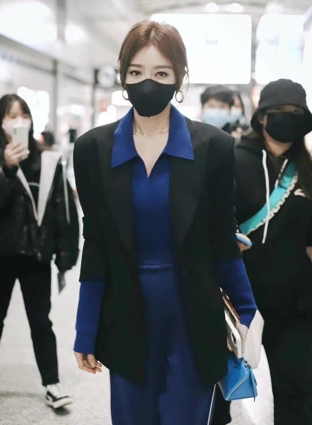 秦岚|秦岚是女总裁没错了，西服针织衣造型气场全开，气质拿捏得死死的