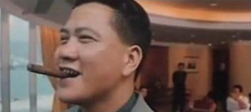 周星驰|他一手捧红周星驰，如今没钱治，星爷百亿身家为何不帮他？