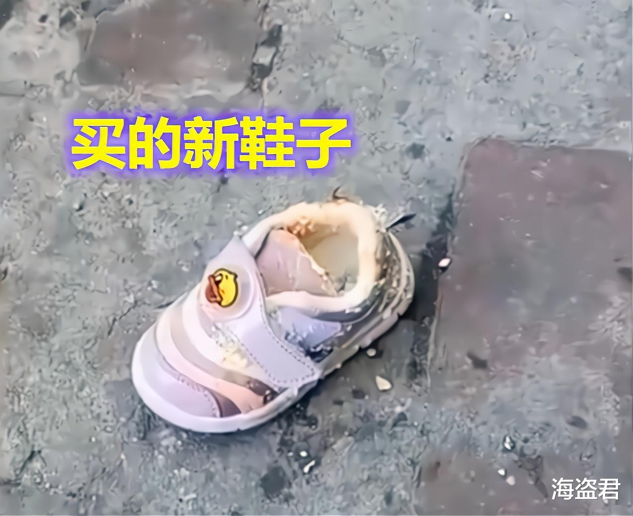 邻居将剩饭丢下楼,女童经过时被砸中一身脏污,站在原地瑟瑟发抖