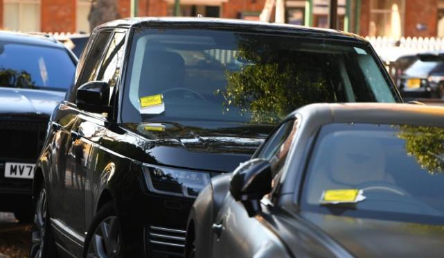 梅利爱说事 C罗和曼联队友们下馆子，总裁范儿穿搭帅翻，豪车却被贴了罚单