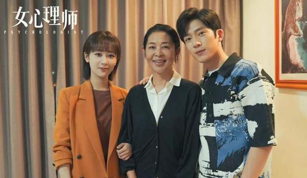 杨紫|杨紫《女心理师》火爆，李梦倪萍天天上门蹭吃蹭喝，原因笑掉大牙