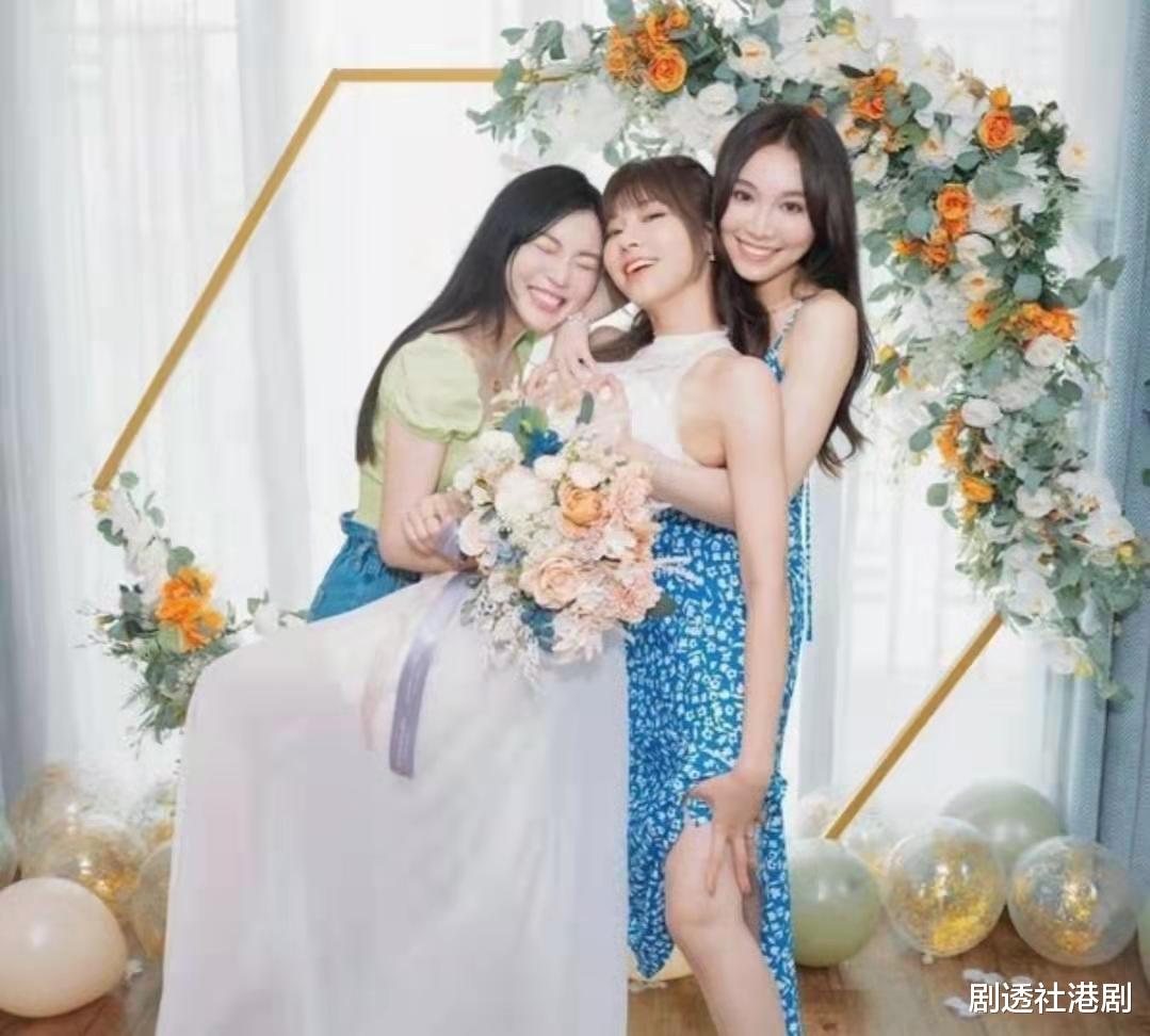 TVB|不满!TVB人气美女主持合照时胸前出现男人手,疑似被对方占便宜