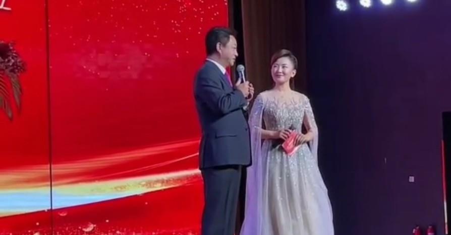 朱军|著名主持人朱军现身商演，挺啤酒肚驼背变苍老，女搭档眼神太崇拜