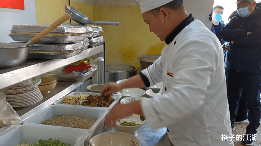 成都|8元一碗，“郑州爱心面馆老板遭掌掴”事件反转：非同行恶意竞争