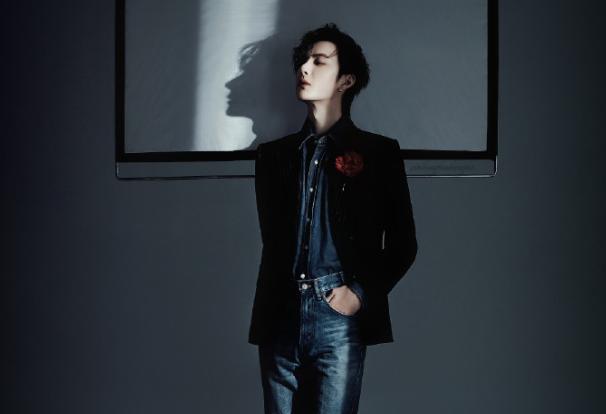 王一博|他是唯一一个随意触碰王一博的男人，走哪跟哪儿，粉丝敢怒不敢言