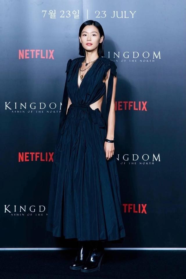 穿衣搭配|短发的全智贤：虽然减龄但气质大打折扣，直接撞脸刘雯小S