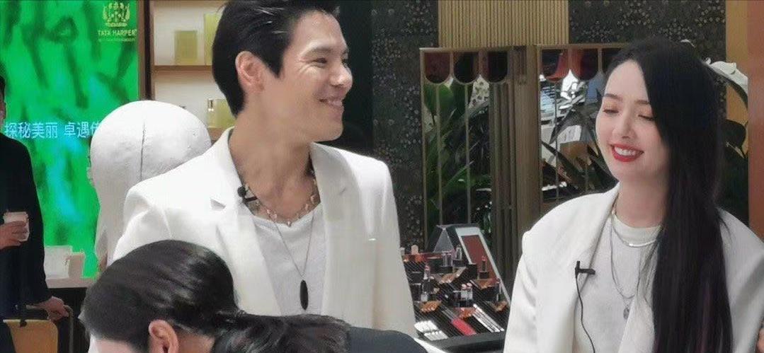 琳妹儿说|郭碧婷夫妇买奢华童装，向佐旁若无人秀恩爱，从后熊抱老婆超甜蜜