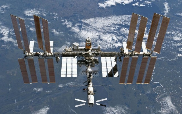 空间站 空间站也受重力为何不会掉下来，我国空间站每天绕地球飞多少圈？