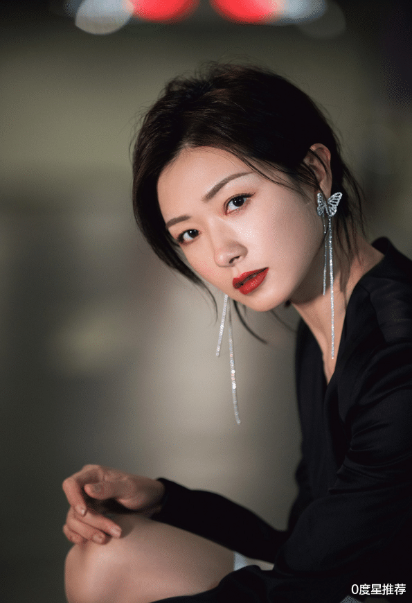 万茜|万茜为了红豁出去了！真空穿西装秀身材，00后未必敢尝试