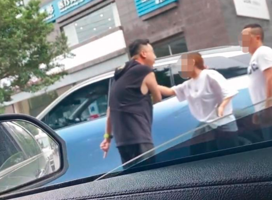 奔驰 120万新买的奔驰轿车被蔚来撞了，奔驰车主发飙，与对方激烈争吵