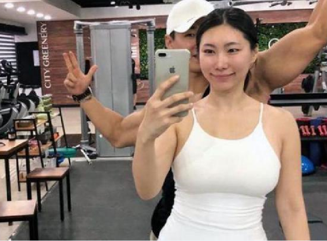 景甜|42岁“辣姐”走红，身材丰腴，被22岁鲜肉倒追，坦言是运动的福利