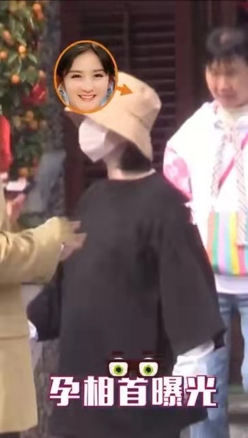 |谢娜挺大肚罕见露面！穿休闲裤腿好细，谢妈妈扎高马尾扮嫩不违和