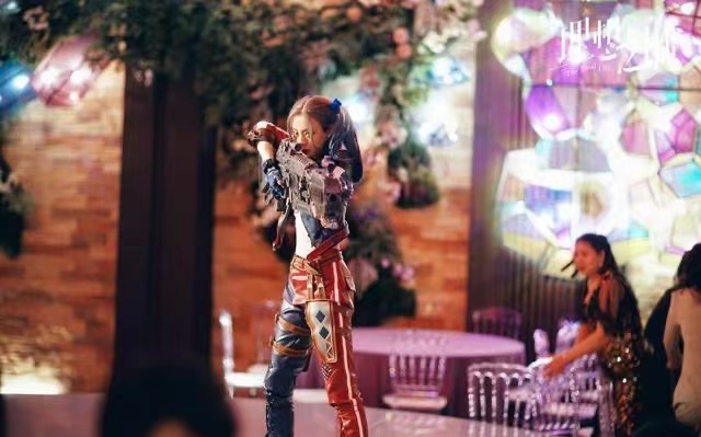 闲鱼有话说|被孙俪长发造型惊艳了，扎双马尾还染“奶奶灰”，配皮衣又美又飒