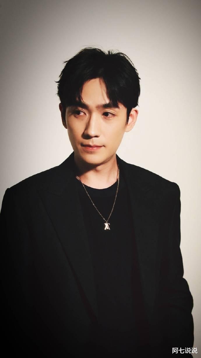 朱一龙|朱一龙：跑龙套10年终成顶流，他比很多演员都活得清醒和通透