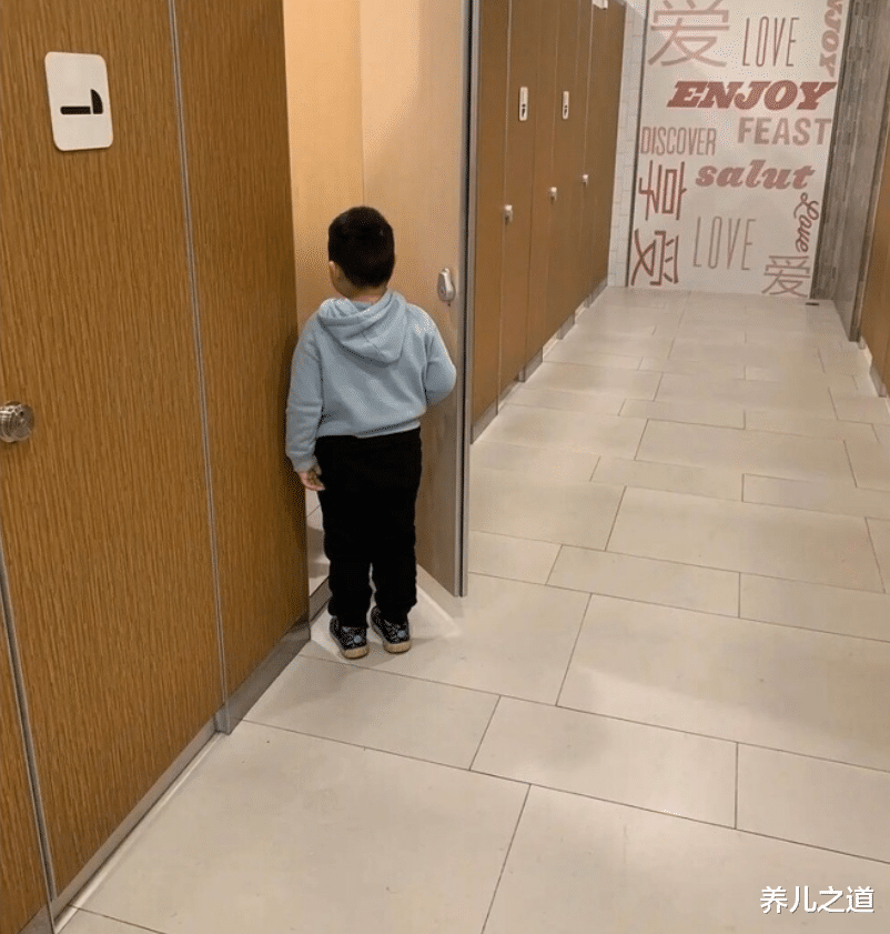 养儿之道|“当娃面换衣服”改了，带娃进异性厕所却盛行，专家分析遭批评