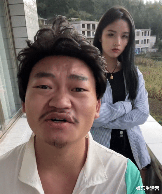 天上有个太阳 直播时面对嘲讽毫不介意，“山寨陈亚男”面不改色，被称陈亚男乡村爱情版