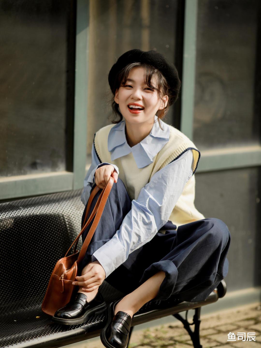 鱼司辰|小个子早秋穿搭指南！马甲+衬衫搭配休闲裤，穿起来少女感满分
