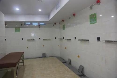 山西某高校有男性混进女浴室,戴假发,拿女生内裤?女生:气昏了
