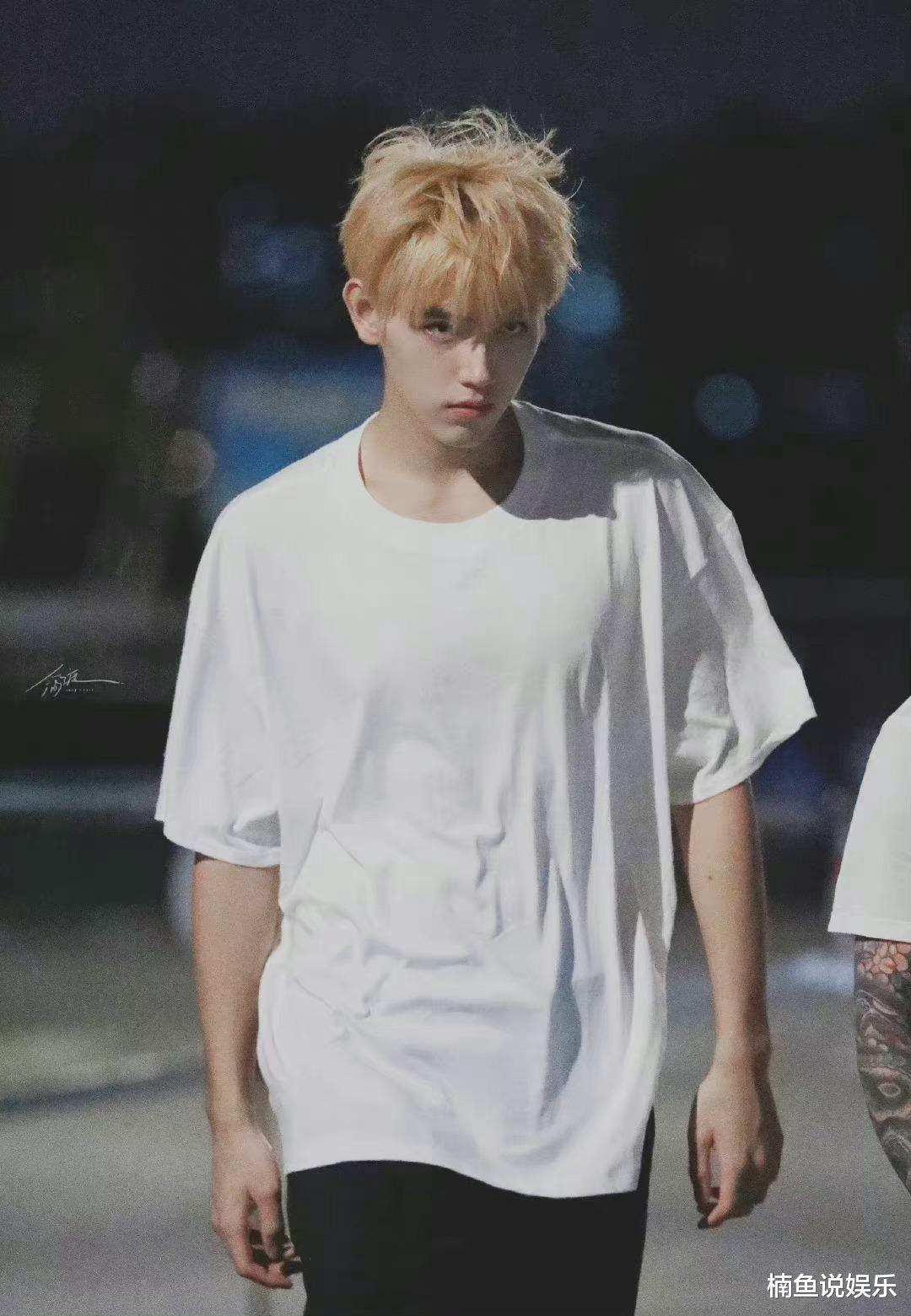 陈飞宇|陈飞宇新剧开机，金发造型宛如贵公子，与张婧仪搭档好般配