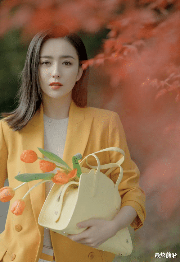 穿衣搭配|佟丽娅很懂得“氛围美”，西装搭配针织衫，堪称秋季穿衣的典范