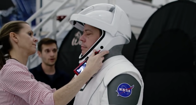 SpaceX|技术为美观让路！SpaceX新宇航服亮相，为外观抛弃了基本功能