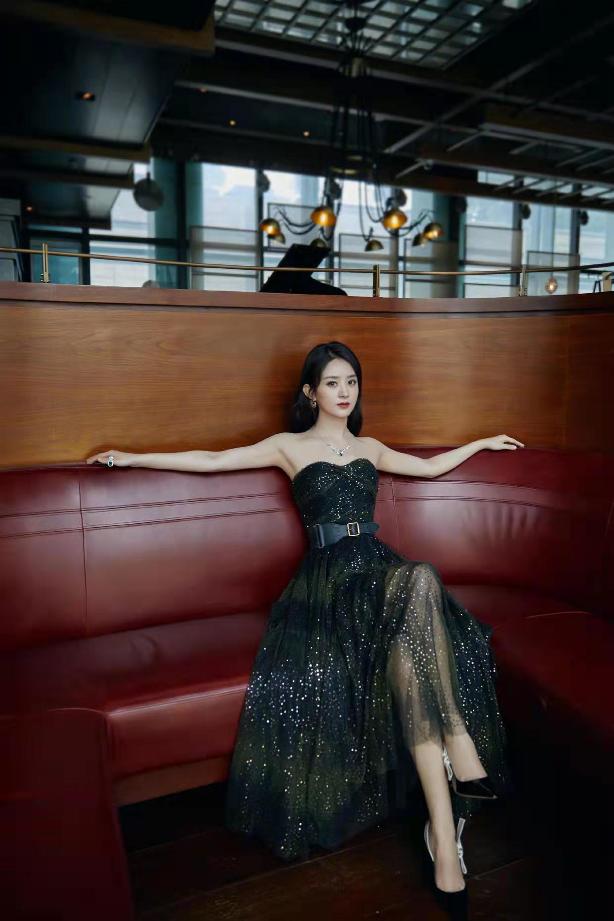 赵丽颖|赵丽颖越发知性，抹胸礼服，成熟精致高级