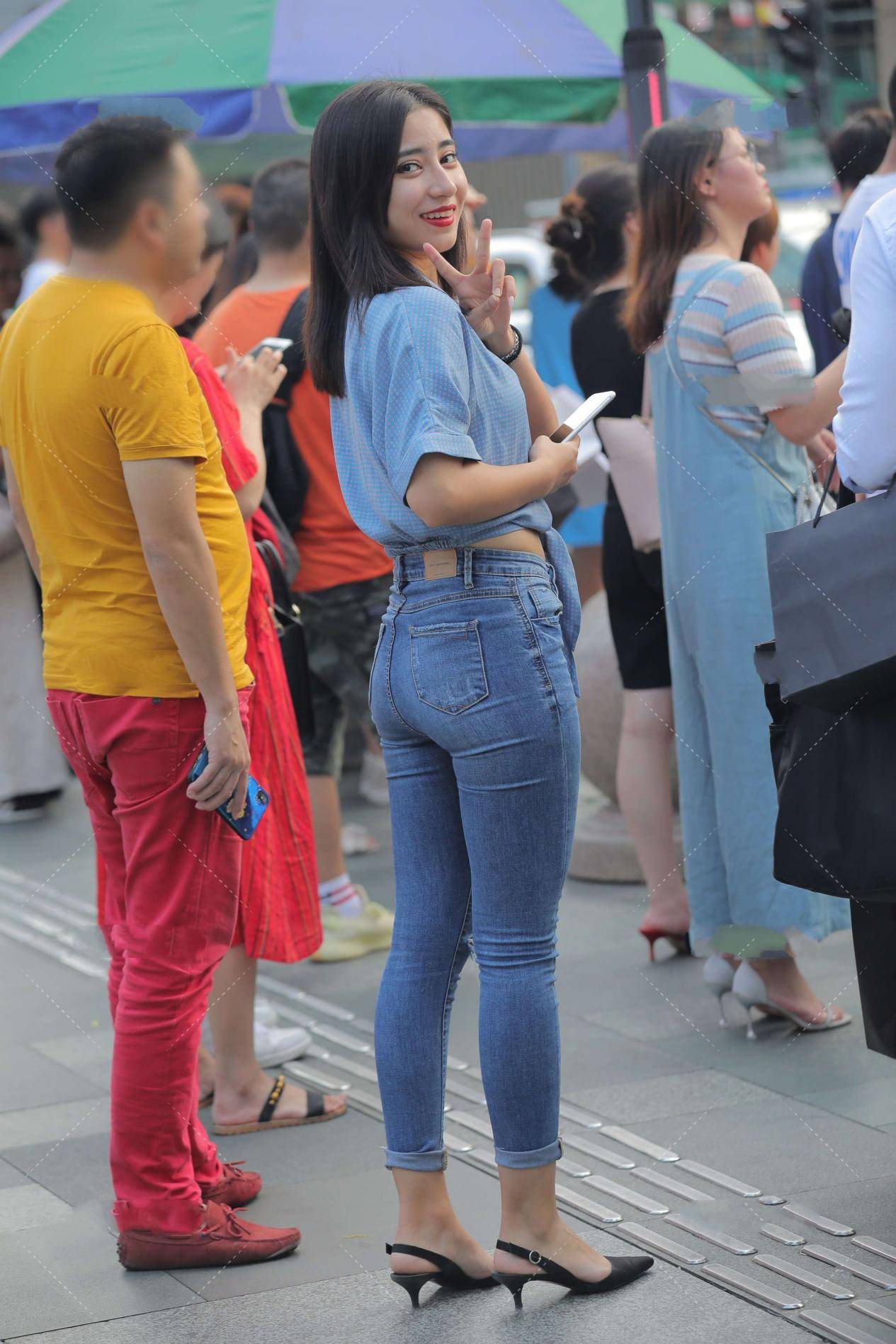 牛仔裤|牛仔裤太日常化?不妨试试搭配衬衫,职场范儿十足