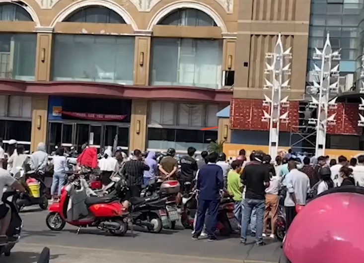 邯郸 江苏一商铺门头突现女尸，现场已拉起警戒线，死者身份成谜