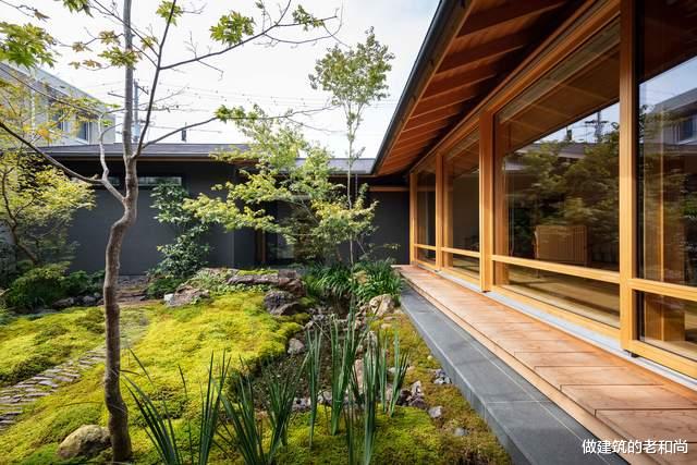 200㎡的日式住宅:以木为材,围绕一个流水庭院组织空间