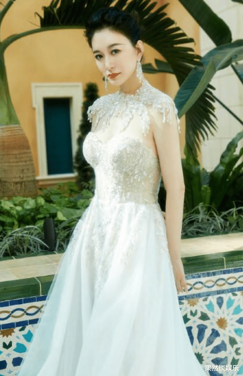 李小冉|李小冉这都是吃了什么防腐剂，都45岁了，居然比20岁时候还美