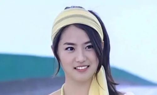 刘荷娜|她曾与林志颖搭档走红，却因恋爱退圈，如今竟躺公公腿上引起舆论