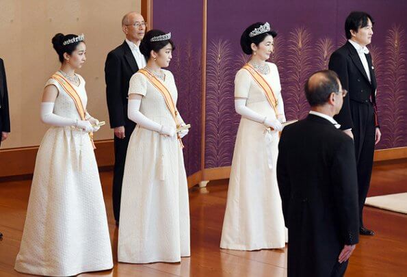 |真子公主和驸马爷亮相啦!没有婚纱没有皇冠,新娘新郎对视好甜蜜