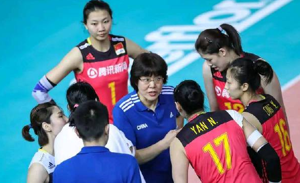 郎平|20-24到27-25！中国女排连救4个赛点，单局大逆转，郎平鼓掌