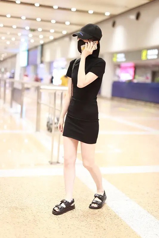 八只爪的猫|毛晓彤目测都不够90斤，但穿紧身裙曲线很明显，肉都长对了地