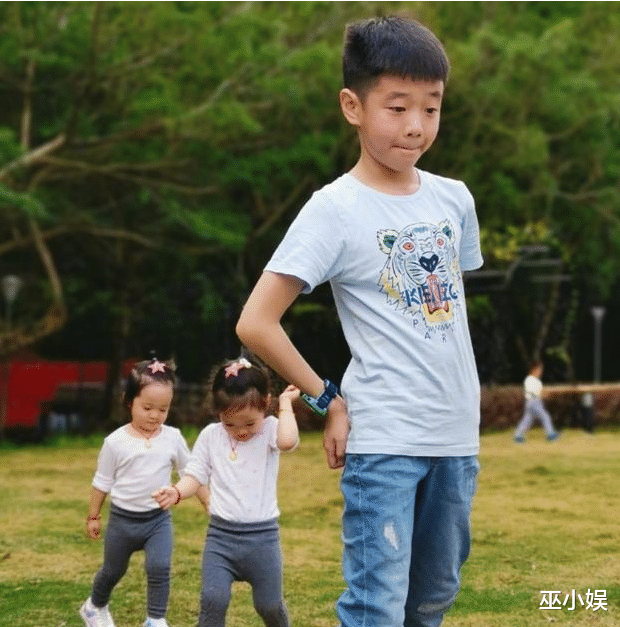 杨阳洋|杨威儿子杨阳洋长残？面相成熟身材瘦小，与小时候判如两人？