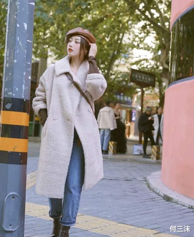 何三沫 冬天不要只会穿羽绒服，可以试试大衣搭配靴子，气场不输给超模