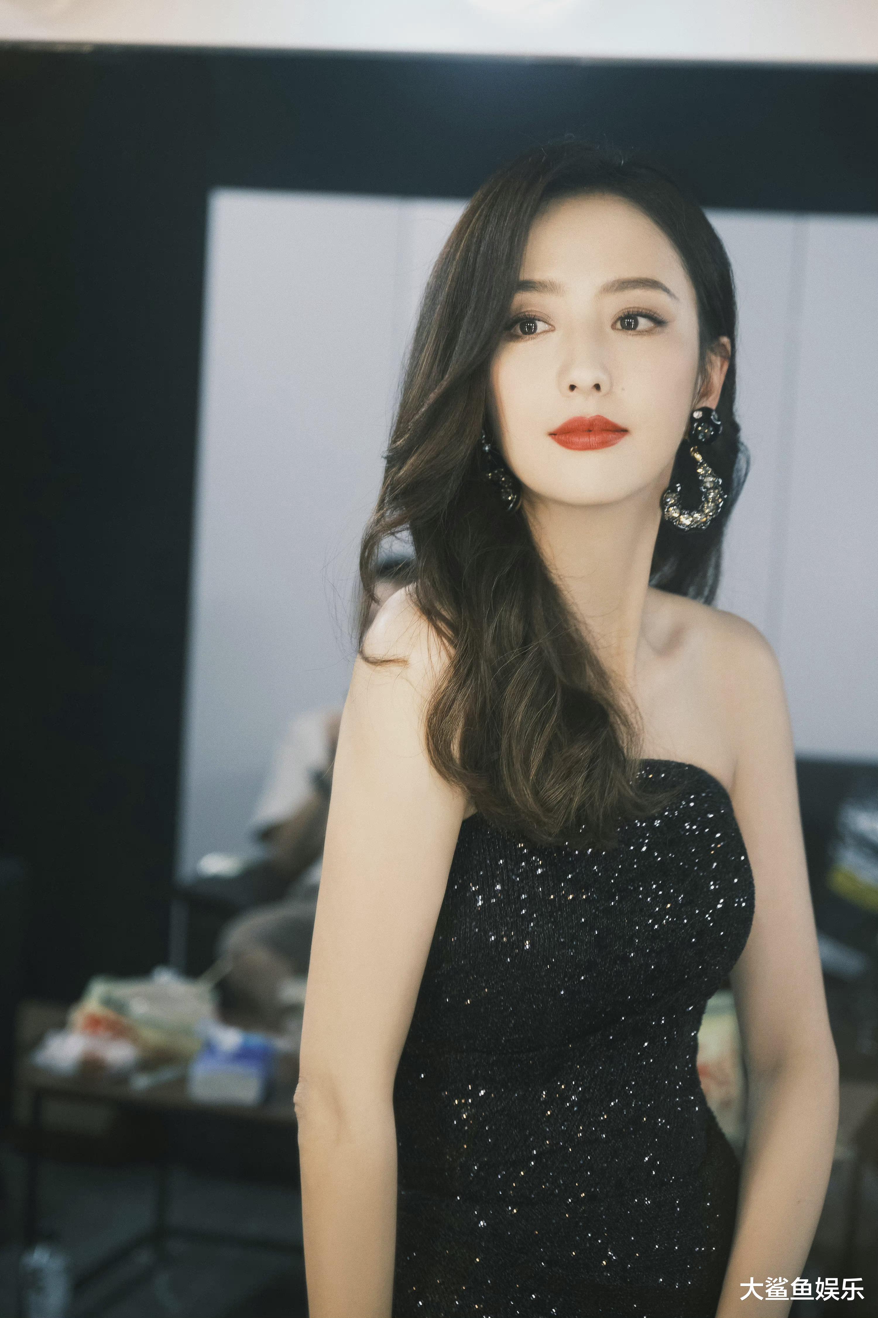 杨丽菁|佟丽娅一袭黑色亮片长裙搭配长卷发与夸张耳饰，优雅婉约