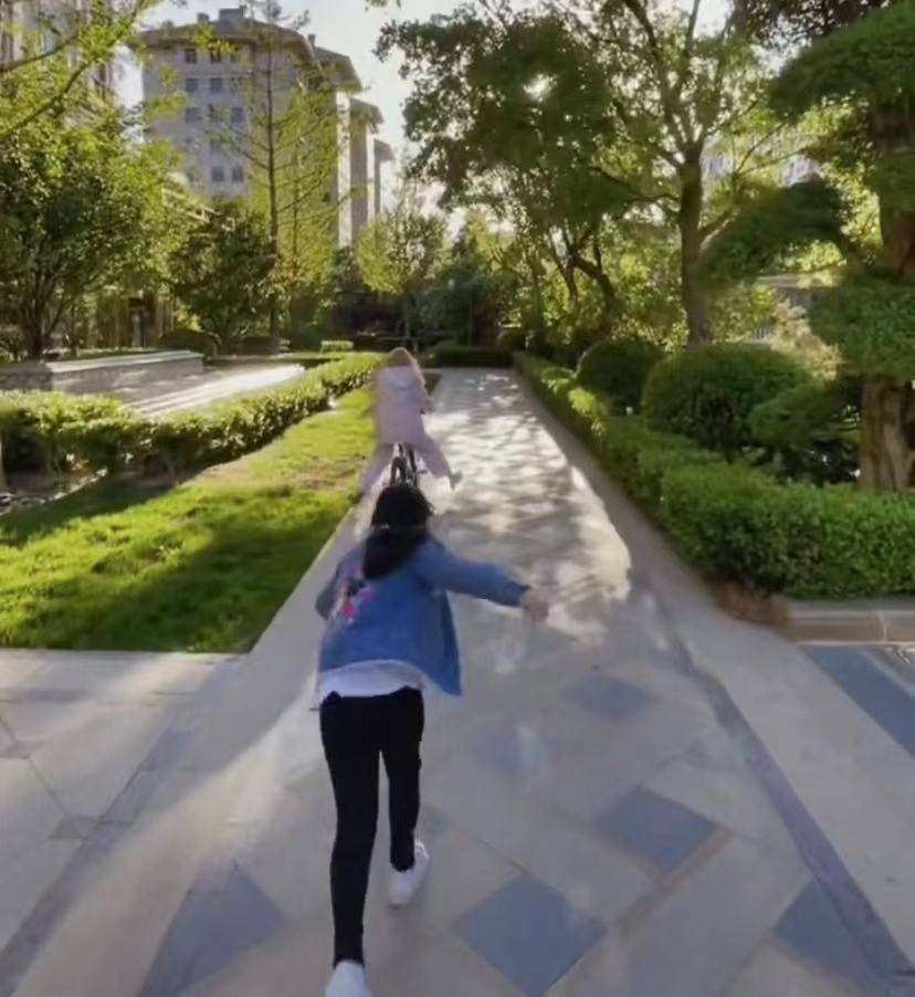 马蓉|王宝强10岁女儿长大啦！和马蓉同框双腿又细又长，长相却更像爸爸