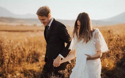 梦缘易八字命理|财星不显婚宫为忌，婚姻波折犯争夺，明年桃花席卷，邂逅佳人良缘