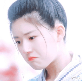 赵露思|赵露思边化妆边吃草莓，直言不吃白色部分，助理全程给她接垃圾！