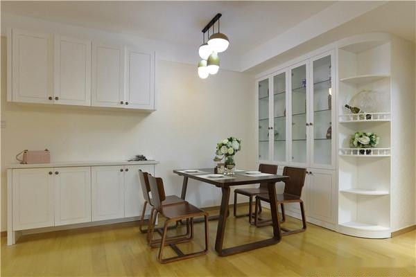 |110平现代风三居室客厅的绿色的沙发,让人一种轻松愉悦的感觉