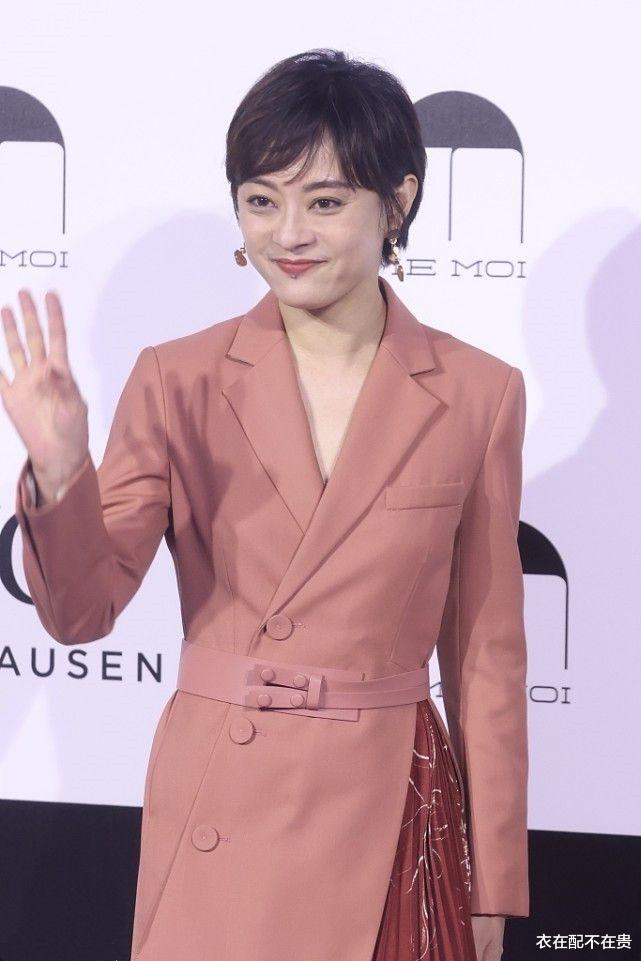 孙俪|39岁孙俪难逃“中年发福”，穿西装裙优雅高贵，但脸部发腮很明显