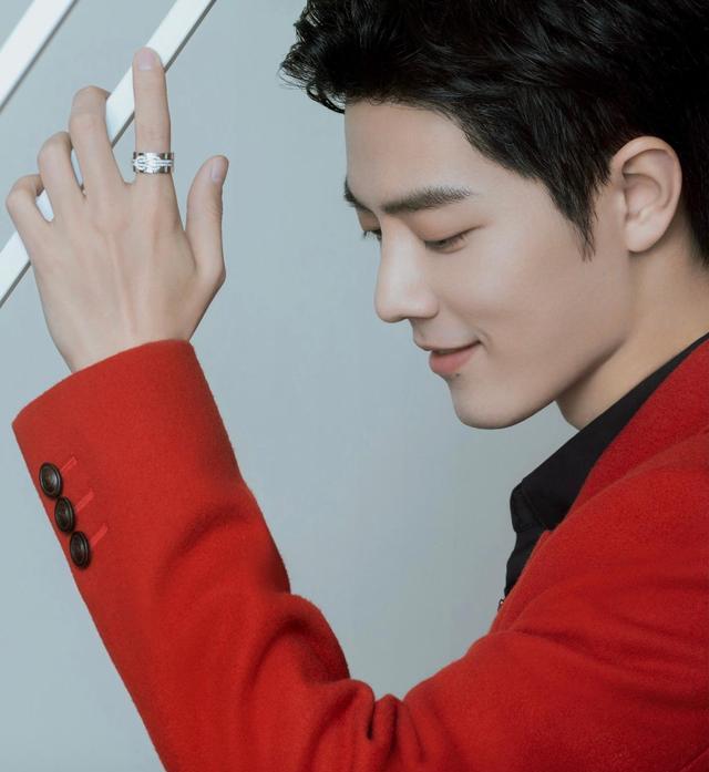 肖战|肖战春晚造型大片全新发布，总共有三套，每一套都具有特别的意义