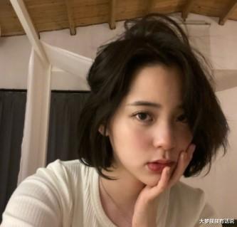 欧阳娜娜|欧阳娜娜突晒十指紧扣牵手照！亲密躺胸“金发男”网惊：官宣恋爱？